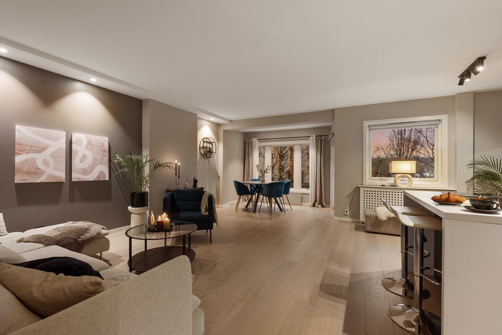 Leiligheten er moderne med én-stavs parkett på gulv og et moderne fargevalg på vegger. Galleribilde