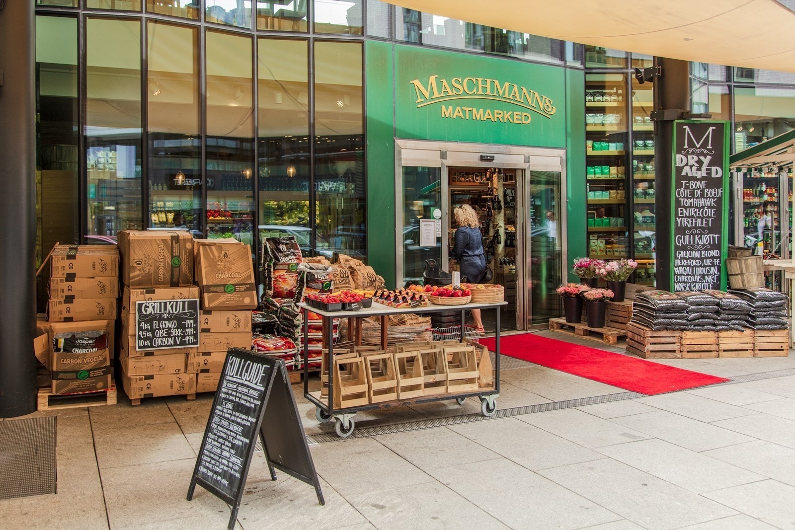 Her finner du blant annet kaféer, restauranter, matbutikker, apotek og vinmonopol. Galleribilde
