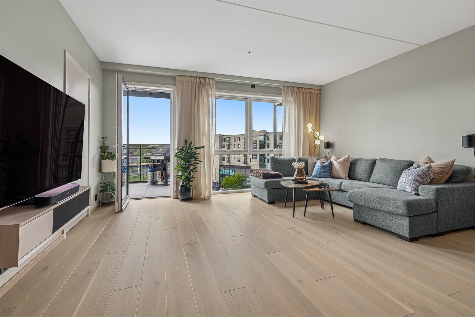 Her har man god plass til å møblere i flere soner med både sofa- og spisegruppe. Galleribilde