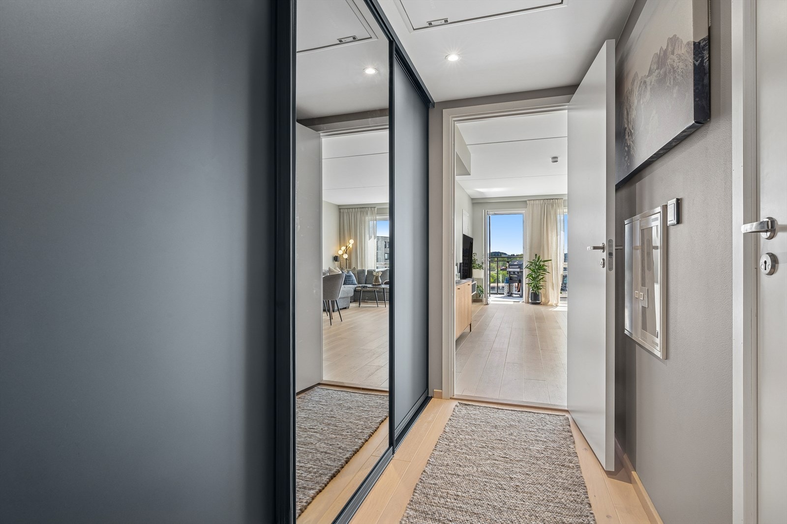 Man ønskes velkommen inn i en entré som er praktisk utstyrt med stor skyvedørsgarderobe hvor man har god plass til å henge fra seg yttertøy og sko. Galleribilde