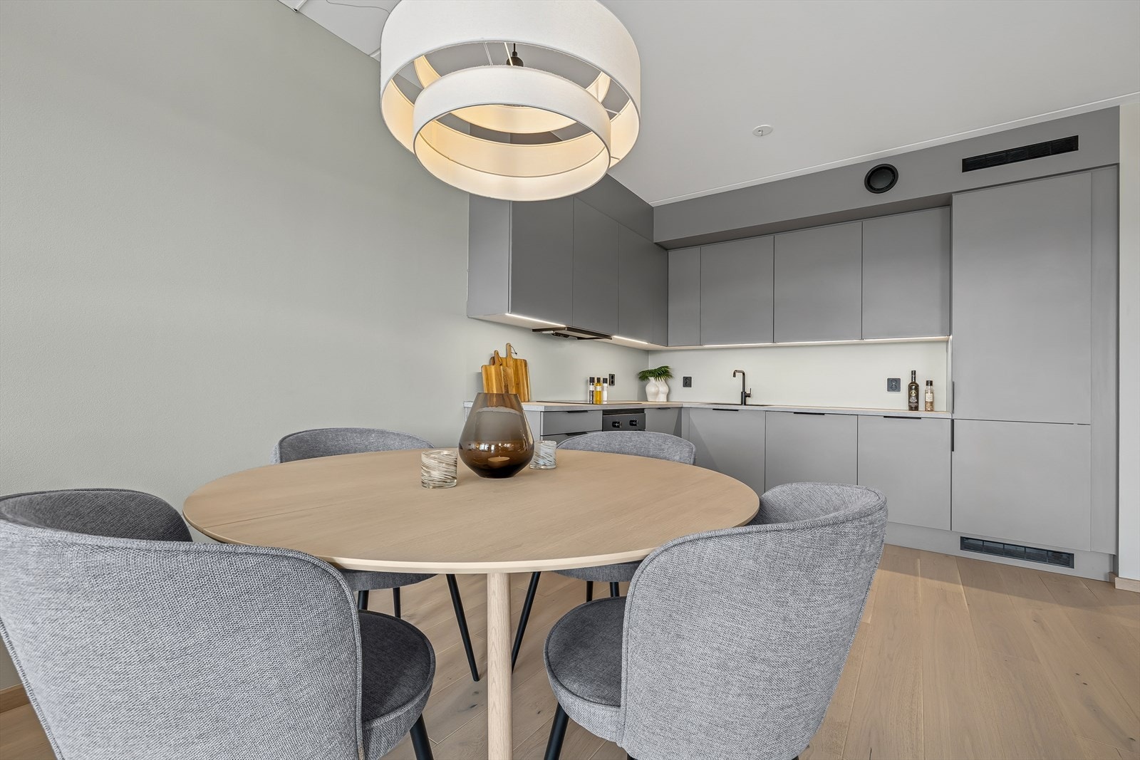 Kjøkkenet er tidløst innredet med slette, grå fronter og gråmelert benkeplate i laminat. Her har man godt med skap- og skuffeplass, samt gode arbeidsflater på benk. Galleribilde