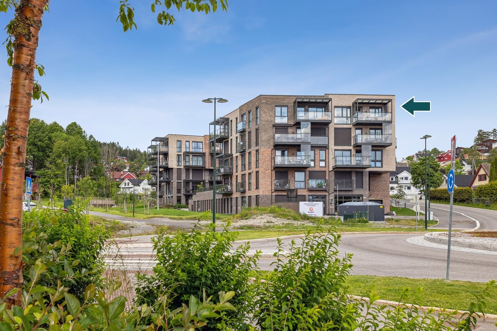 Leiligheten ligger fint til i byggets fjerde etasje som også er byggets toppetasje. Galleribilde