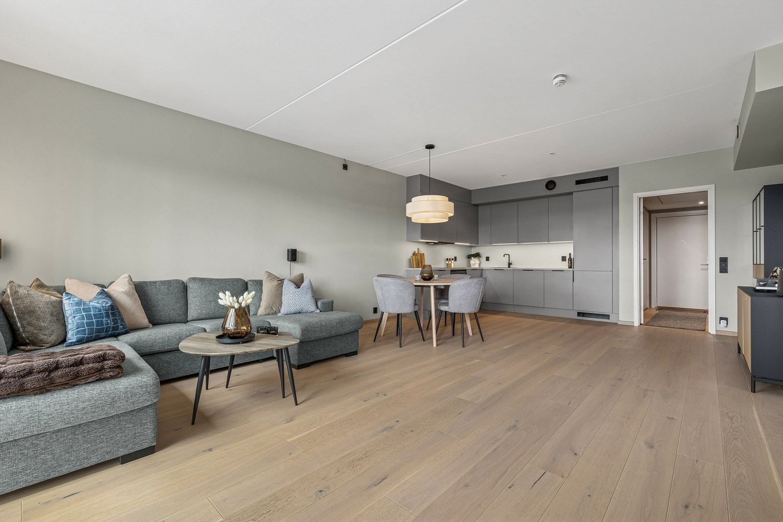 Stue og kjøkken ligger i åpen løsning. Et lyst og innbydende rom med store vindusflater som sørger for rikelig med naturlig lys. Galleribilde