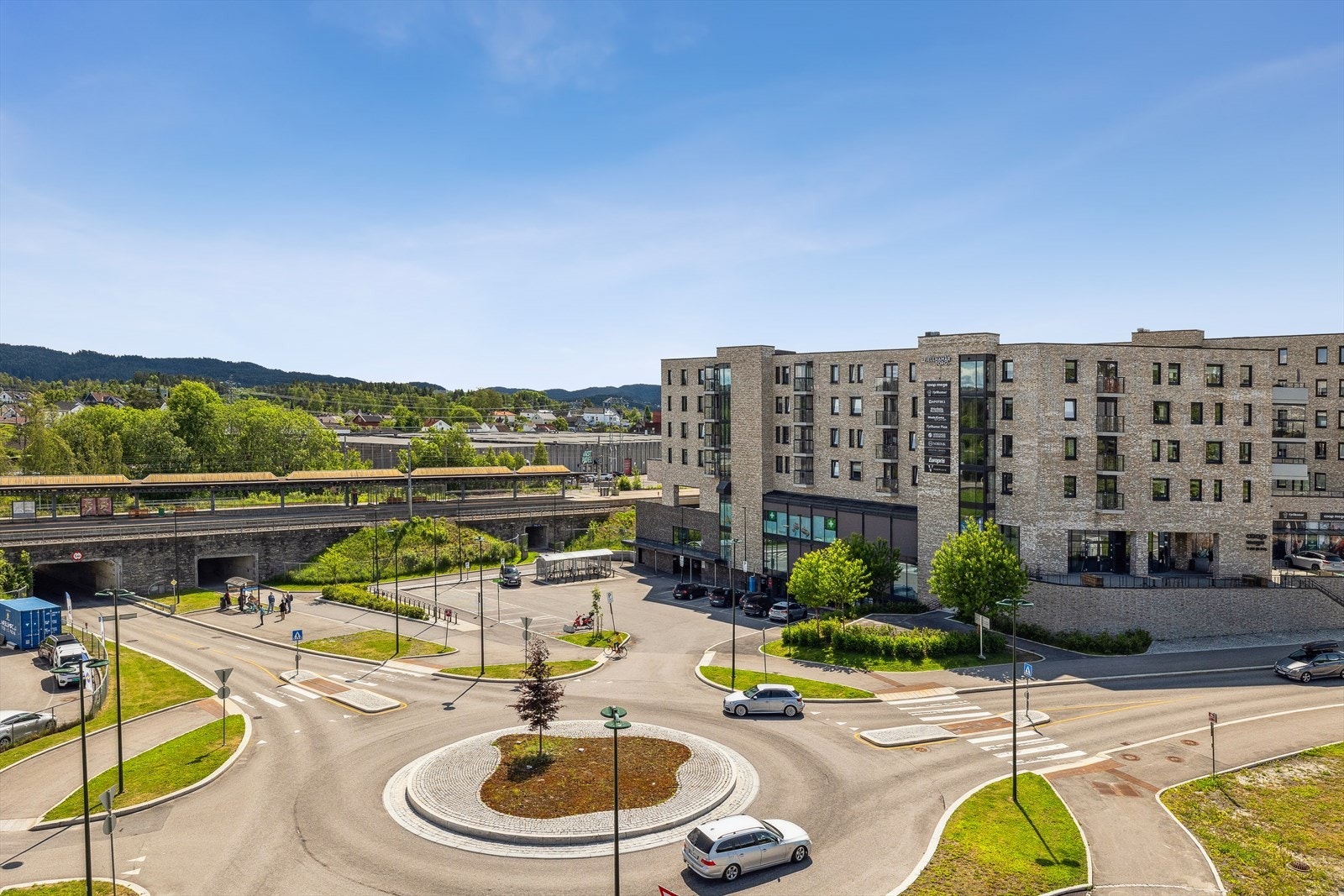 Fra leiligheten har man flott utsikt. Like over veien finner med Fjellhamar Torg med et godt utvalg butikker og andre servicetilbud. Galleribilde