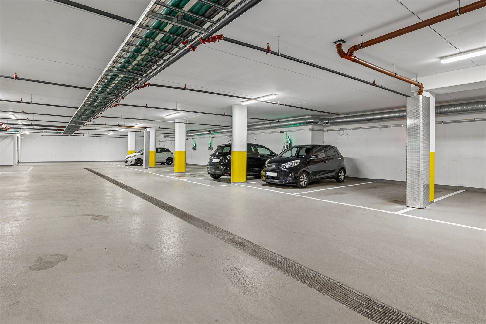 Leiligheten disponerer fast parkeringsplass i lukket garasjeanlegg med el-bil lader. Galleribilde