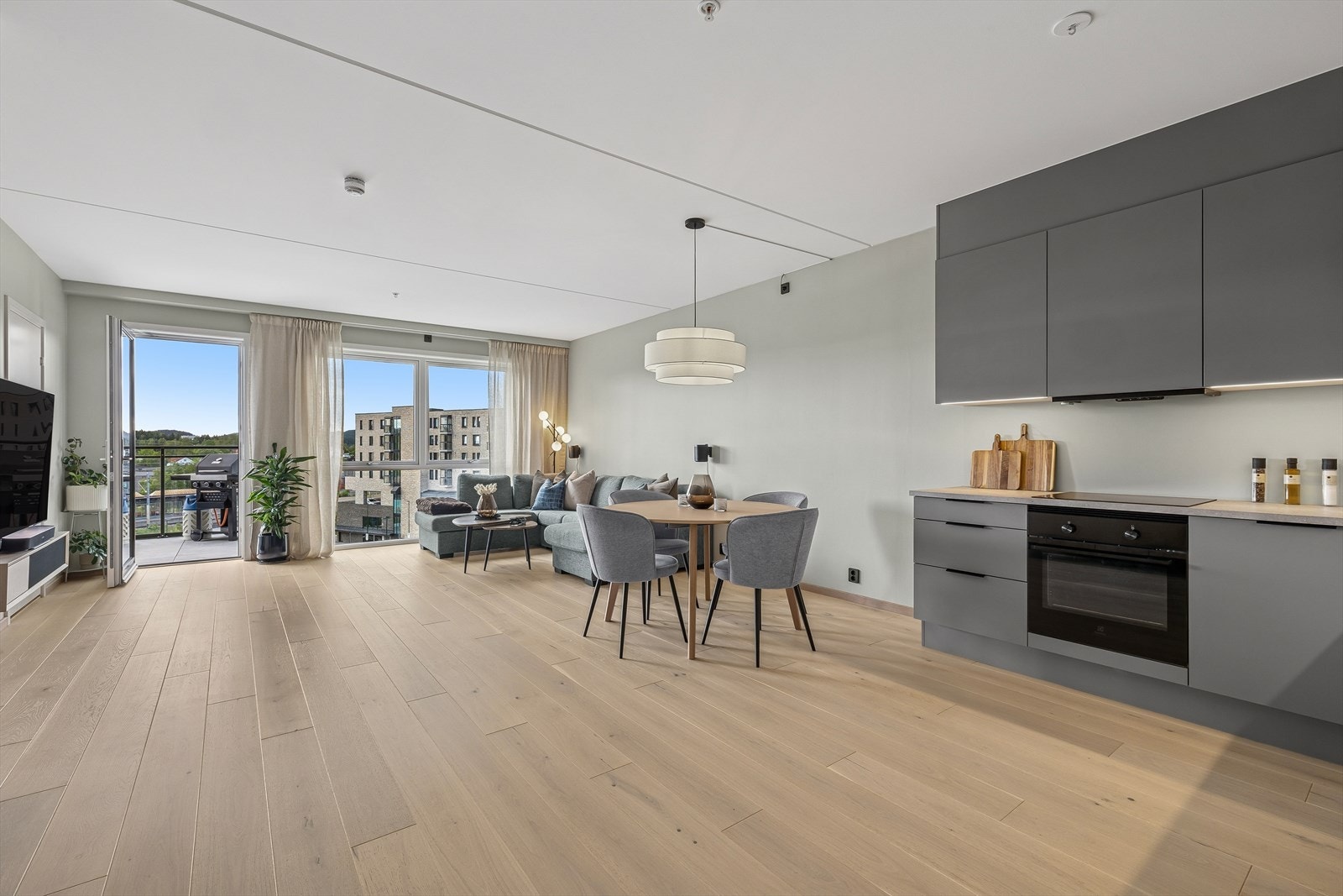 DNB Eiendom V/Linn Nathalie Ulseth har gleden av å presentere Øvre Grønliveien 4A - En moderne og tiltalende leilighet med sentral beliggenhet på Fjellhamar i Lørenskog. Galleribilde