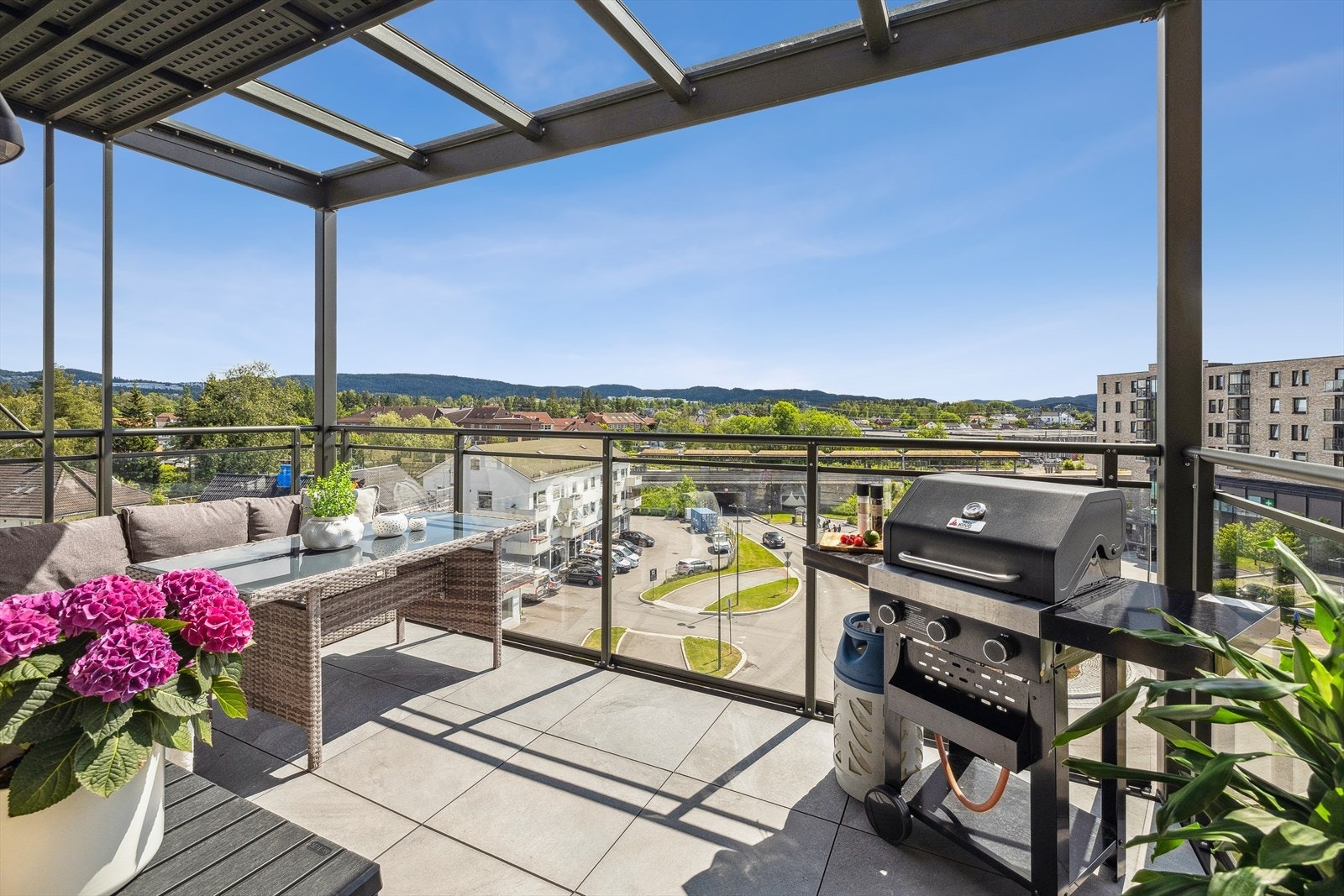 Fra stuen har man utgang til en overbygget balkong på 11 kvm hvor man har god plass til å møblere med sittegruppe. Galleribilde