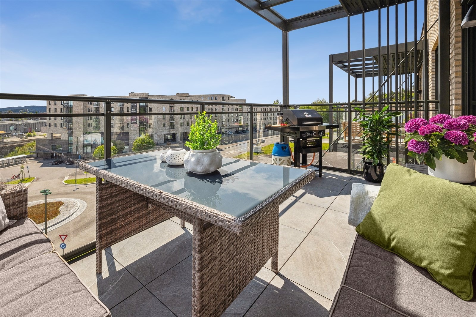 Balkongen ligger solrikt til, så her kan man nyte mange fine sommerdager! Galleribilde