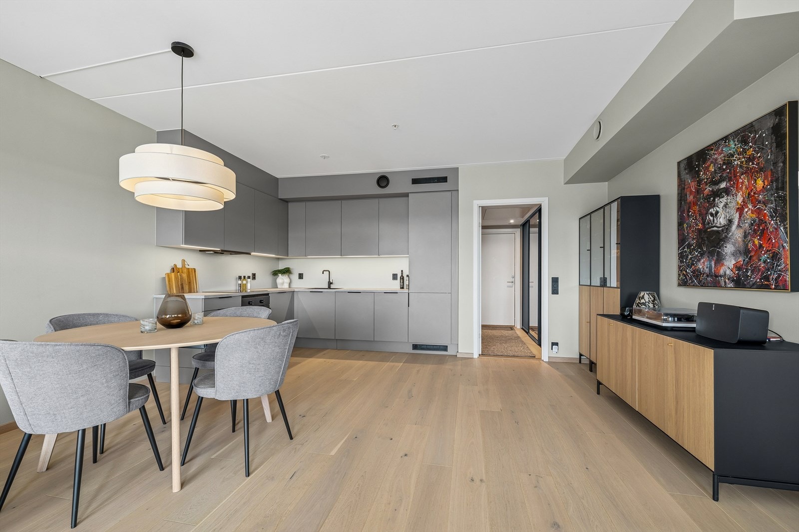 Leiligheten har vannbåren gulvvarme fra fjernvarme i alle rom, med unntak av soverommene. Galleribilde