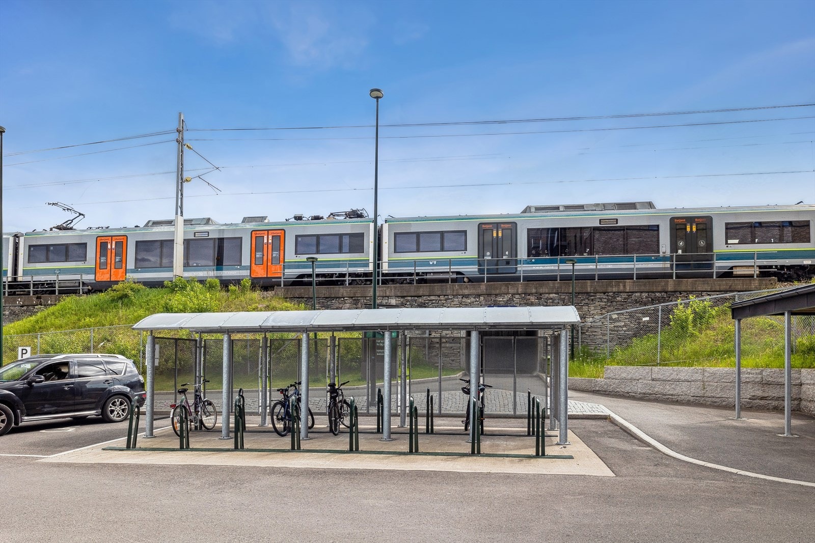 Både bussholdeplass og togstasjon ligger like ved, så her ligger alt til rette for en enkel hverdag. Galleribilde