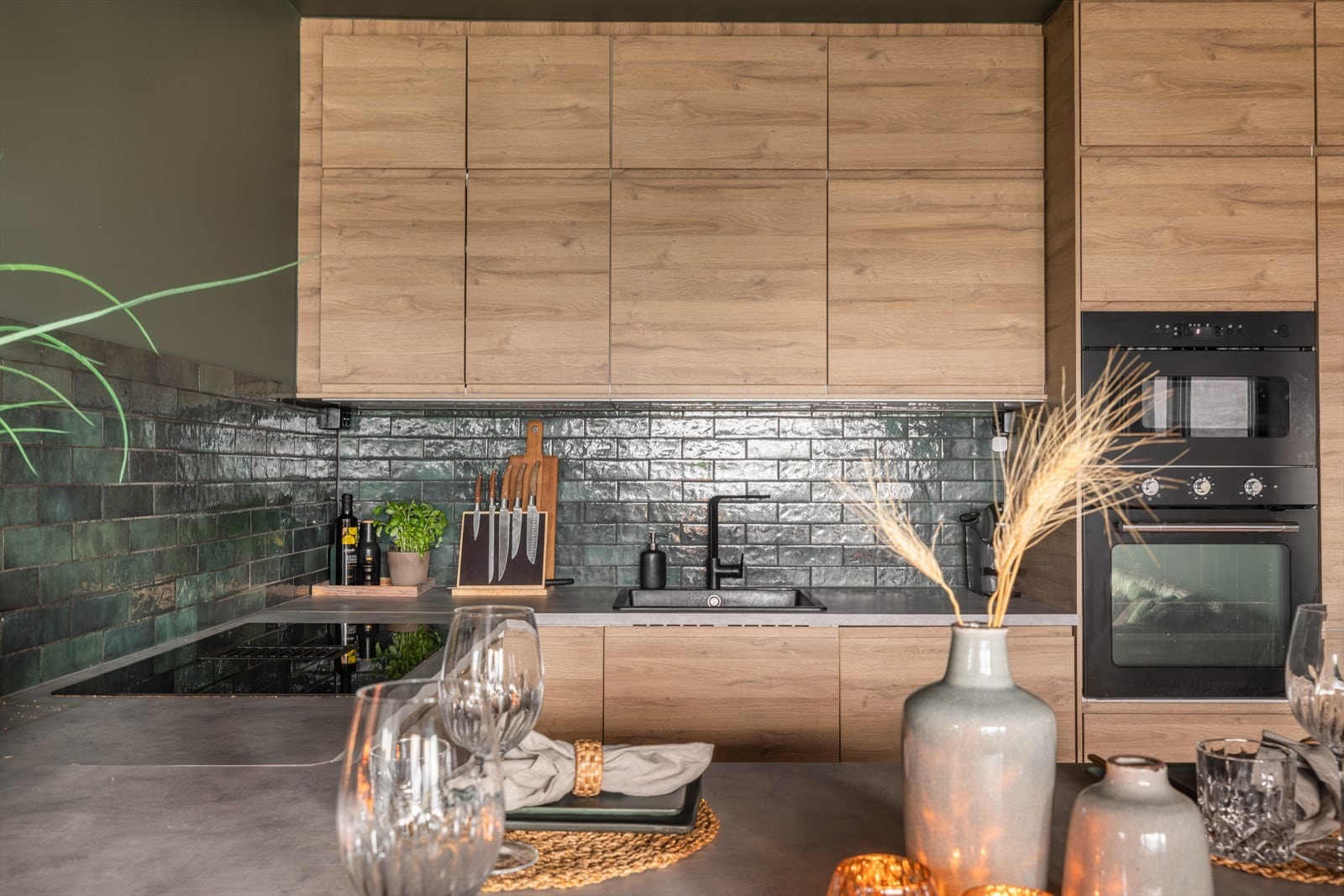 Lekkert kjøkken med godt med skap og benkeplass Galleribilde