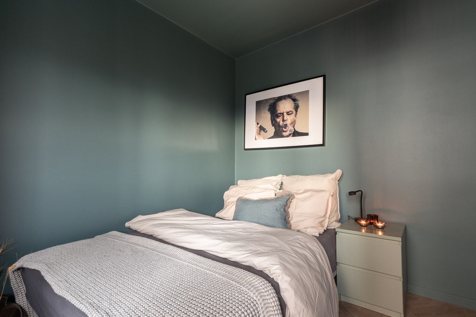 Soverom 3 med dobbeltseng og plass til nattbord Galleribilde