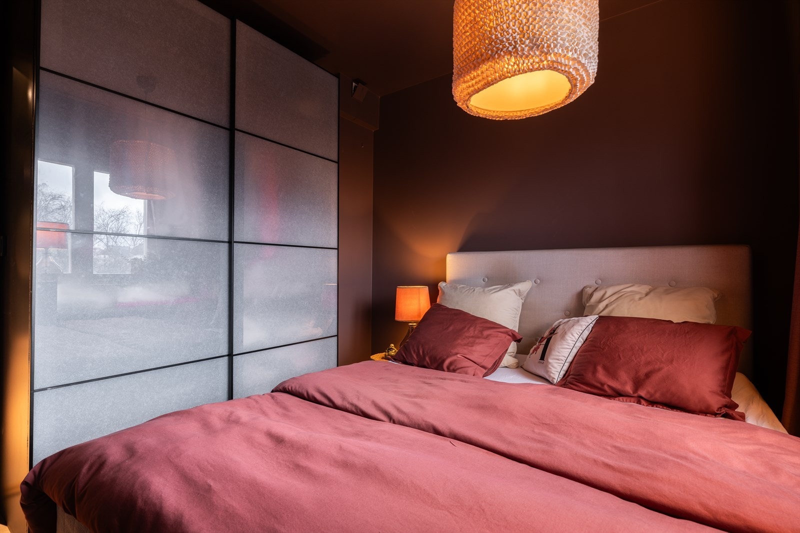 Soverom 2 har en skyvedørsgarderobe med god plass til klær og annet lagring Galleribilde