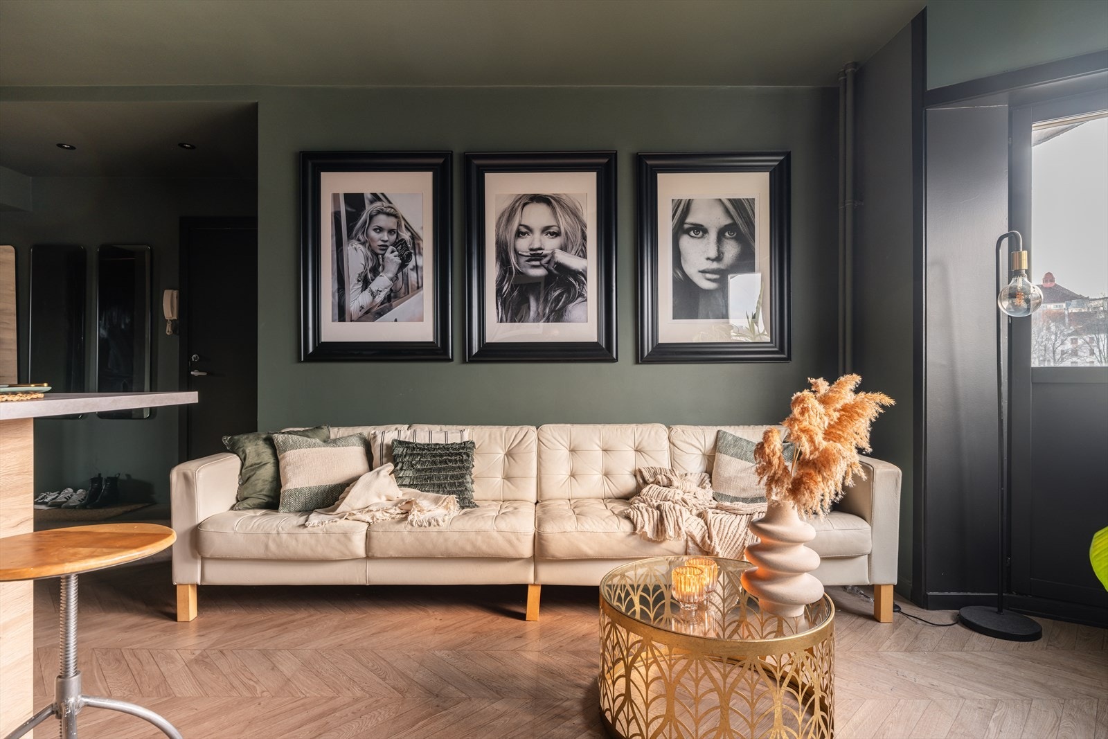 Gjennomgående for leiligheten er gulvet som har fiskebensstruktur av laminat. Flott grønnfarge på vegger og tak som gir en lun og god følelse Galleribilde