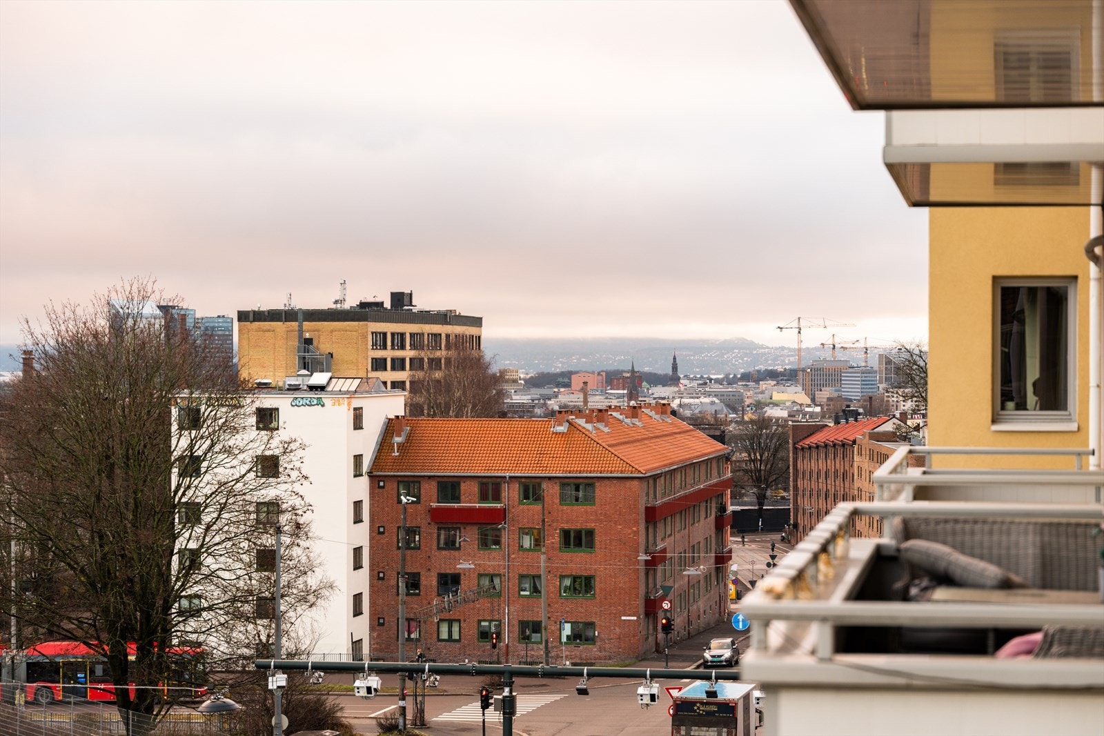 Fra leilighetens balkong har du flott utsikt over byen Galleribilde