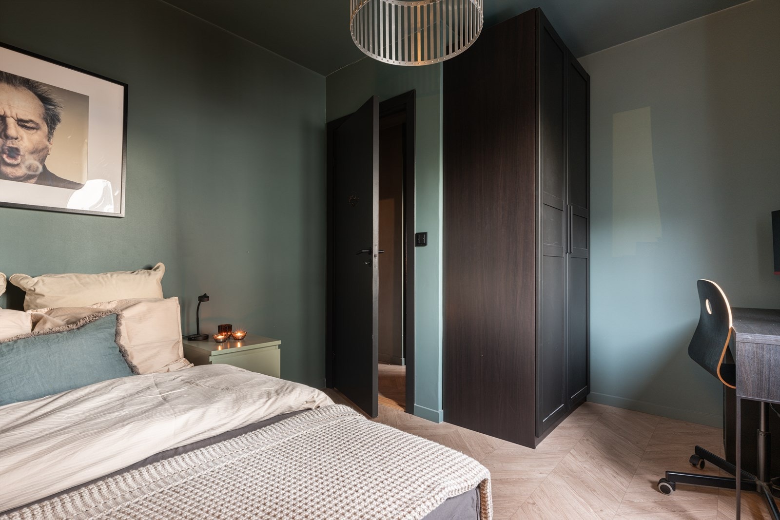 Soverom 3 med garderobeskap og har i tillegg plass til en kontorpult Galleribilde