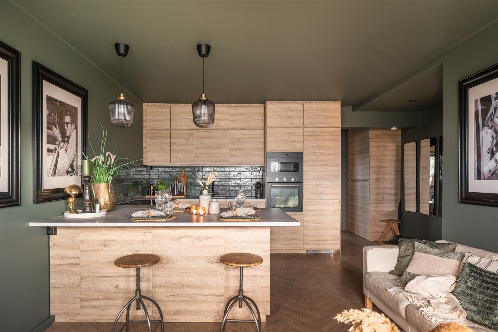 Kjøkkenet har en u-form med en praktisk kjøkkenøy Galleribilde