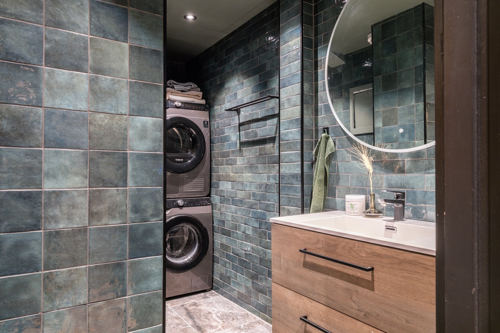 Delikat bad med fliser i tidsriktige nyanser Galleribilde