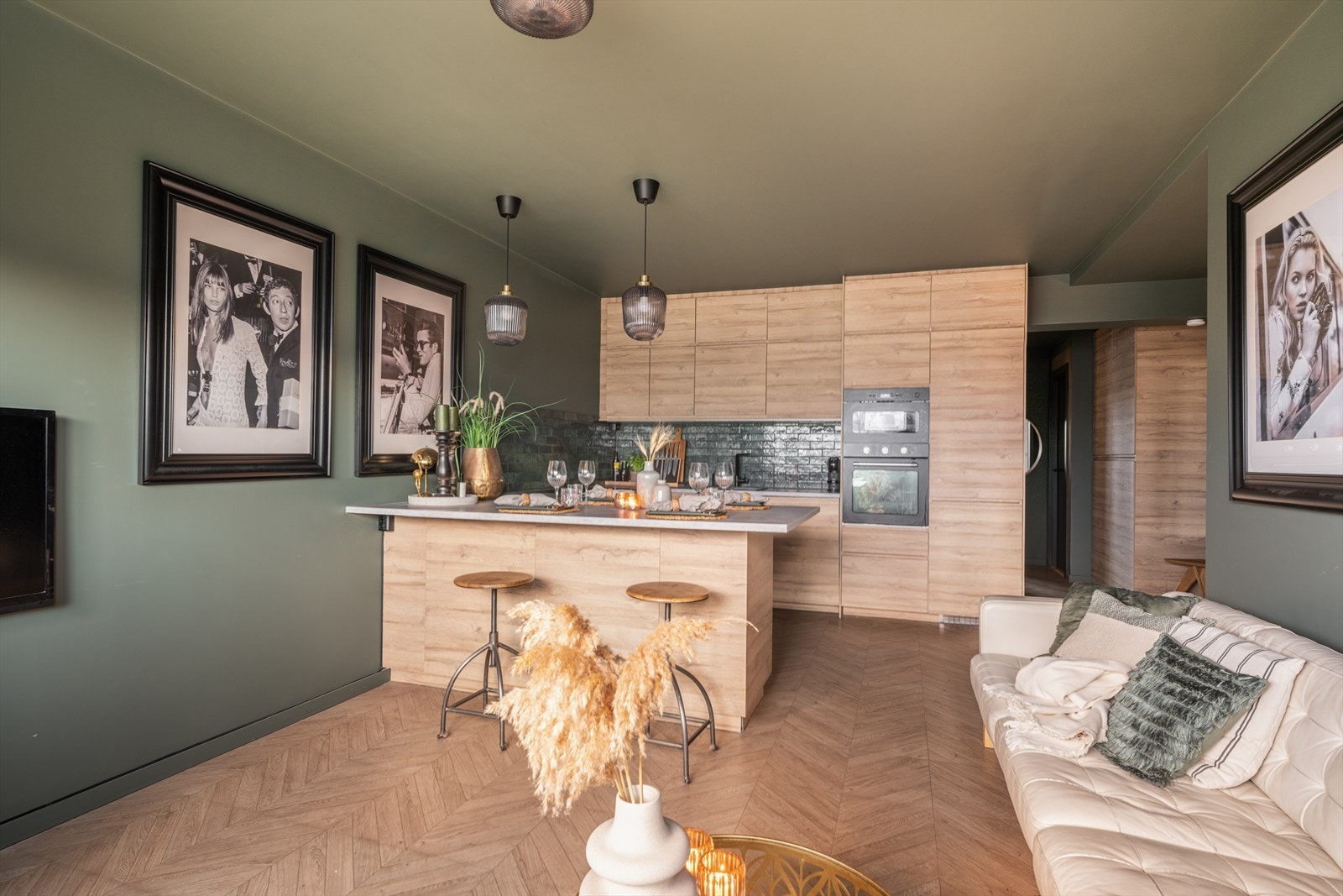 Åpen stue-/kjøkkenløsning med lekre materialvalg Galleribilde