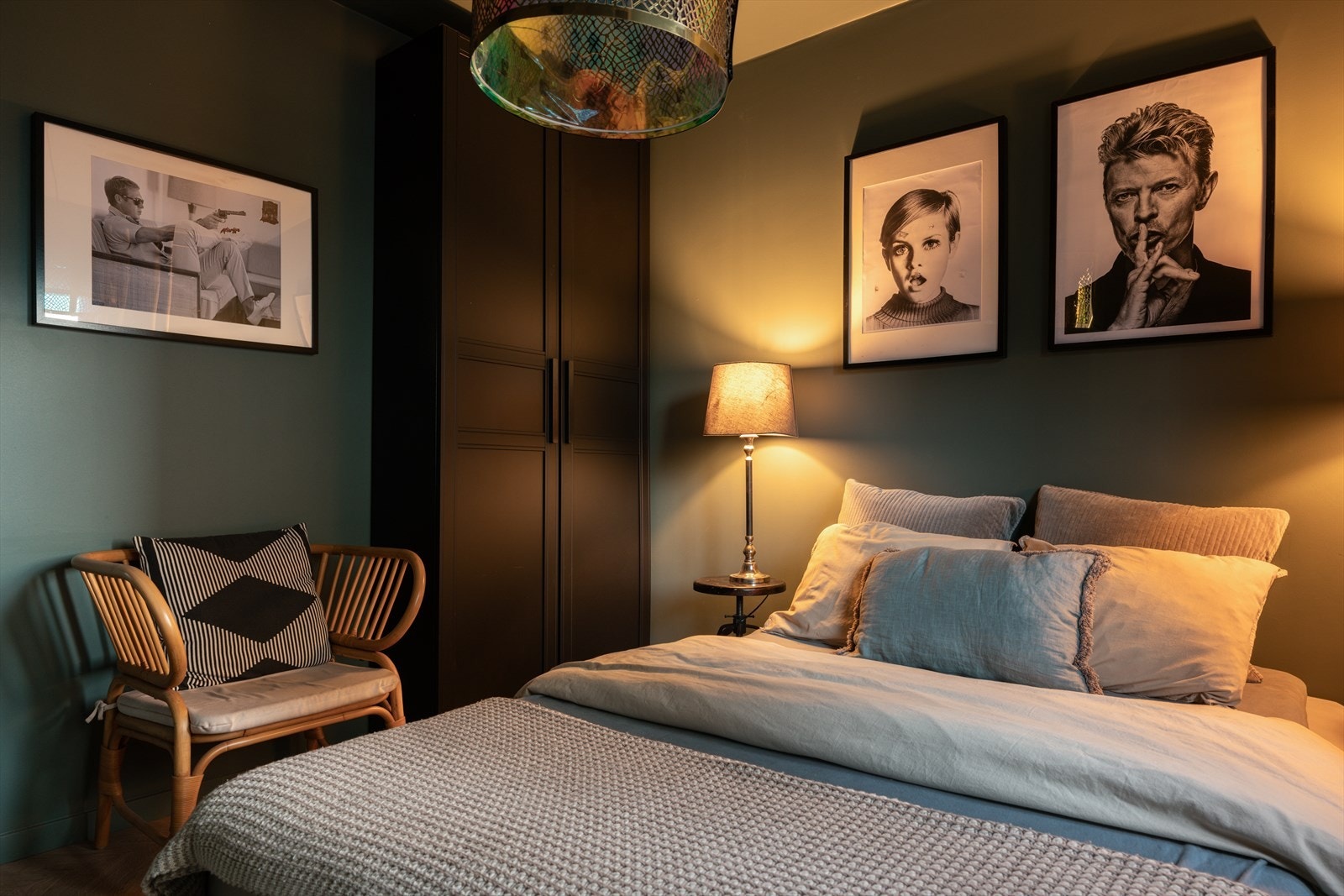 Soverommet har garderobeskap Galleribilde