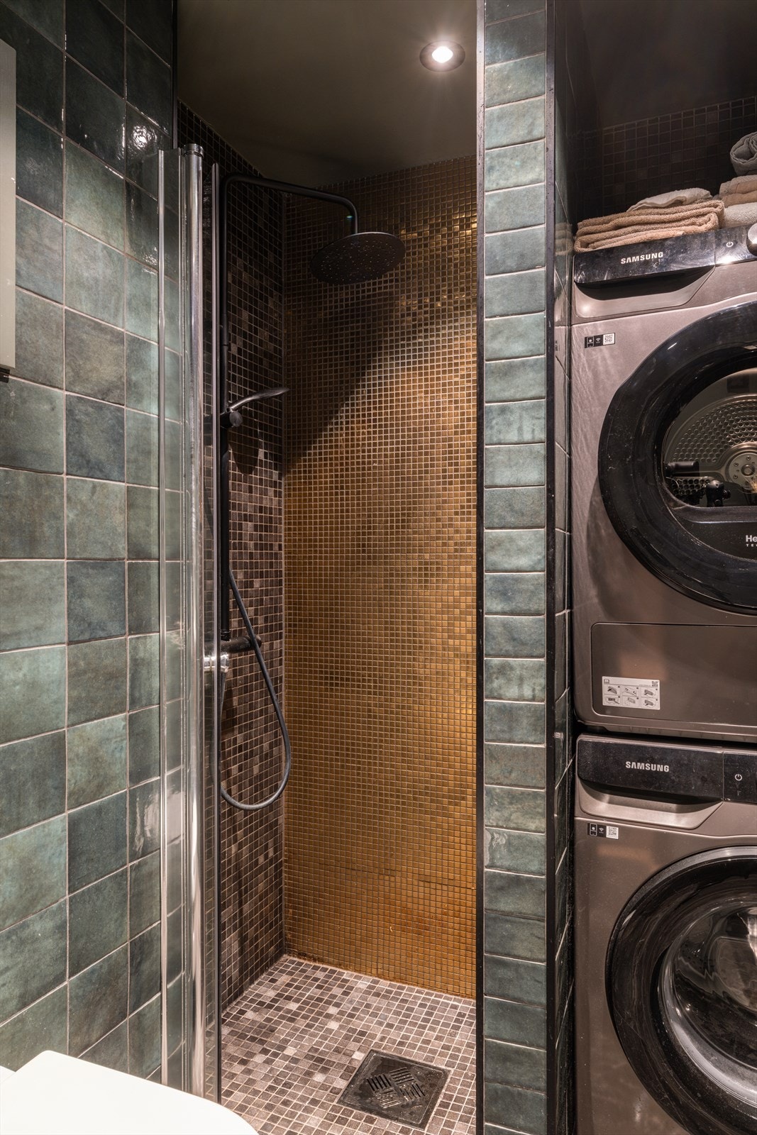 Regnfallsdusj med mosaikkfliser Galleribilde