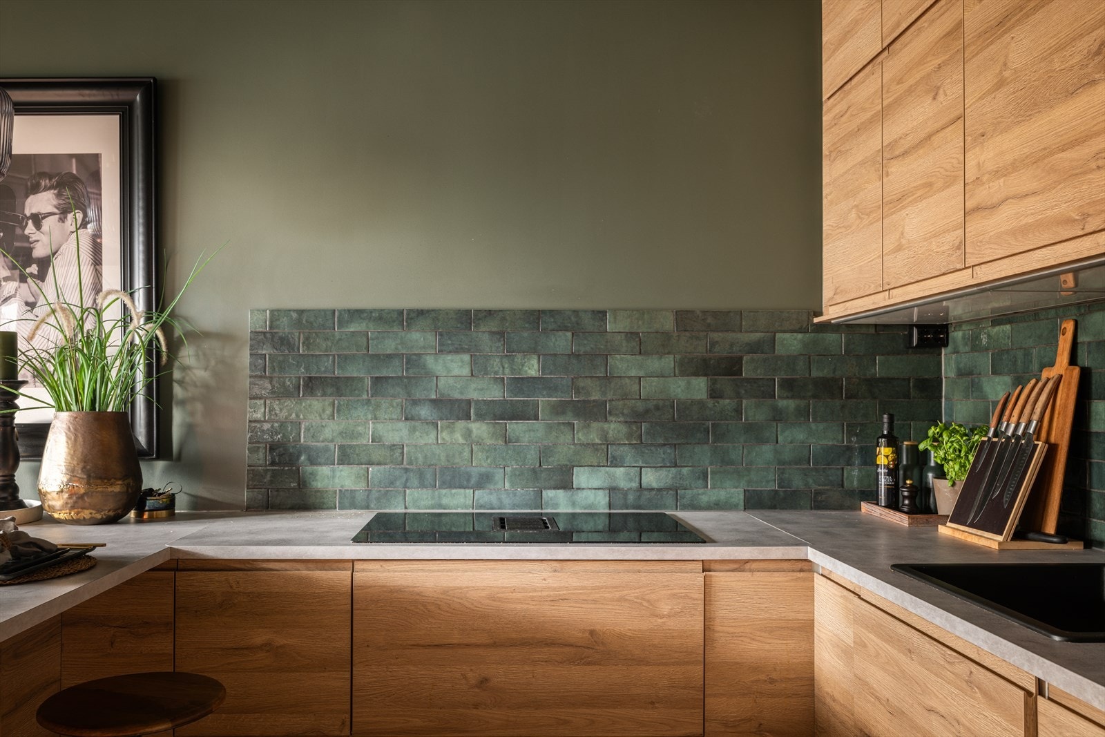 Lekre grønne fliser over deler av benkeplaten Galleribilde