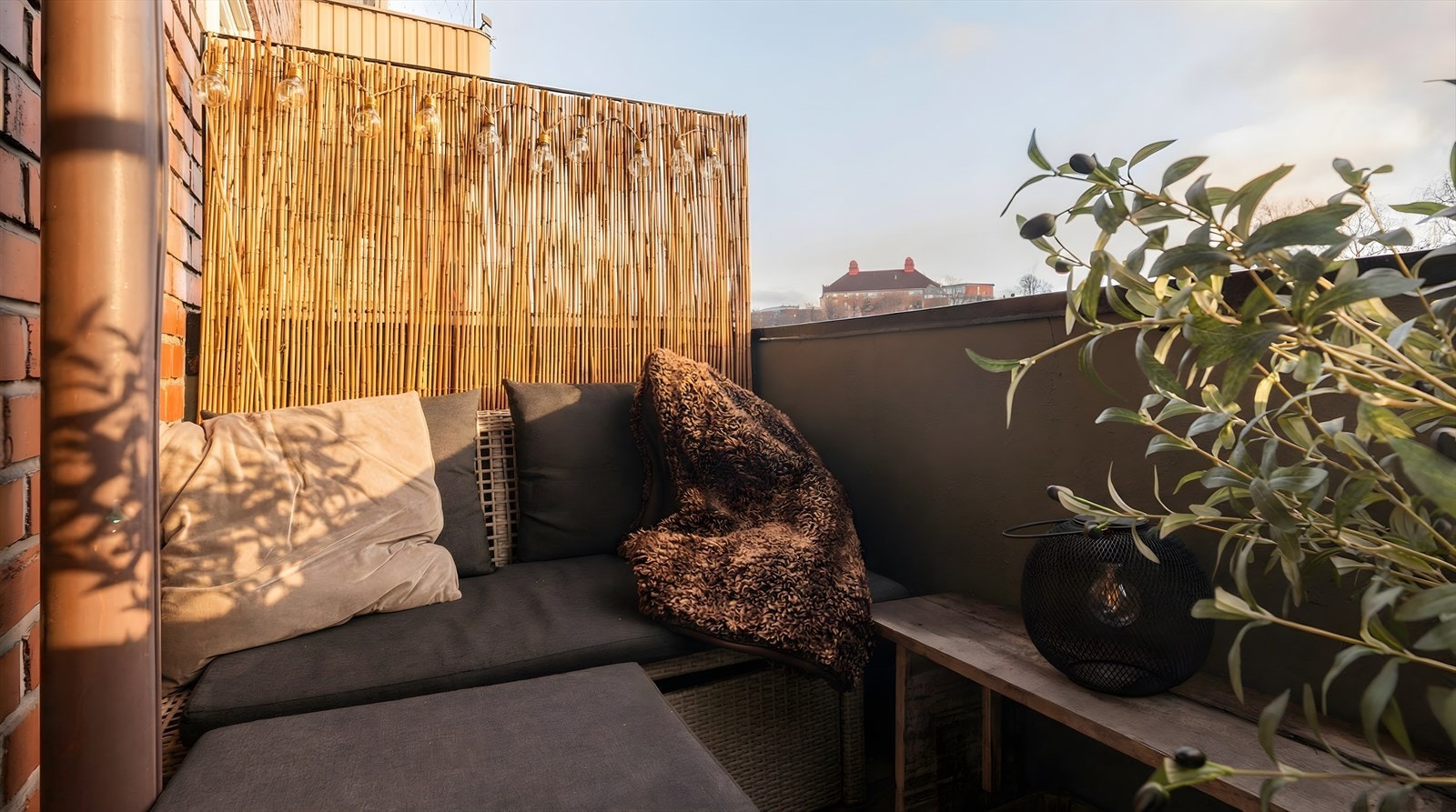 Hyggelig balkong med plass til en liten hjørnesofa Galleribilde