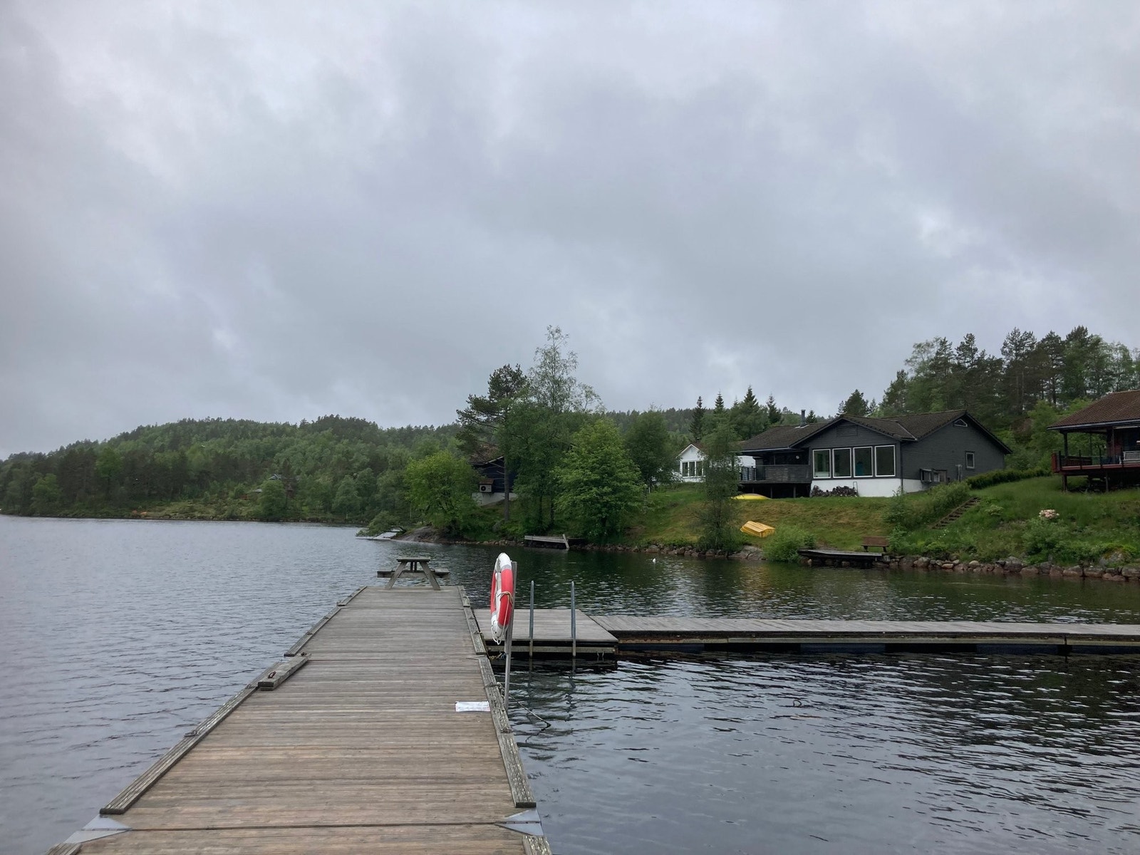 Bilde tatt fra felles brygge og viser hytten Galleribilde