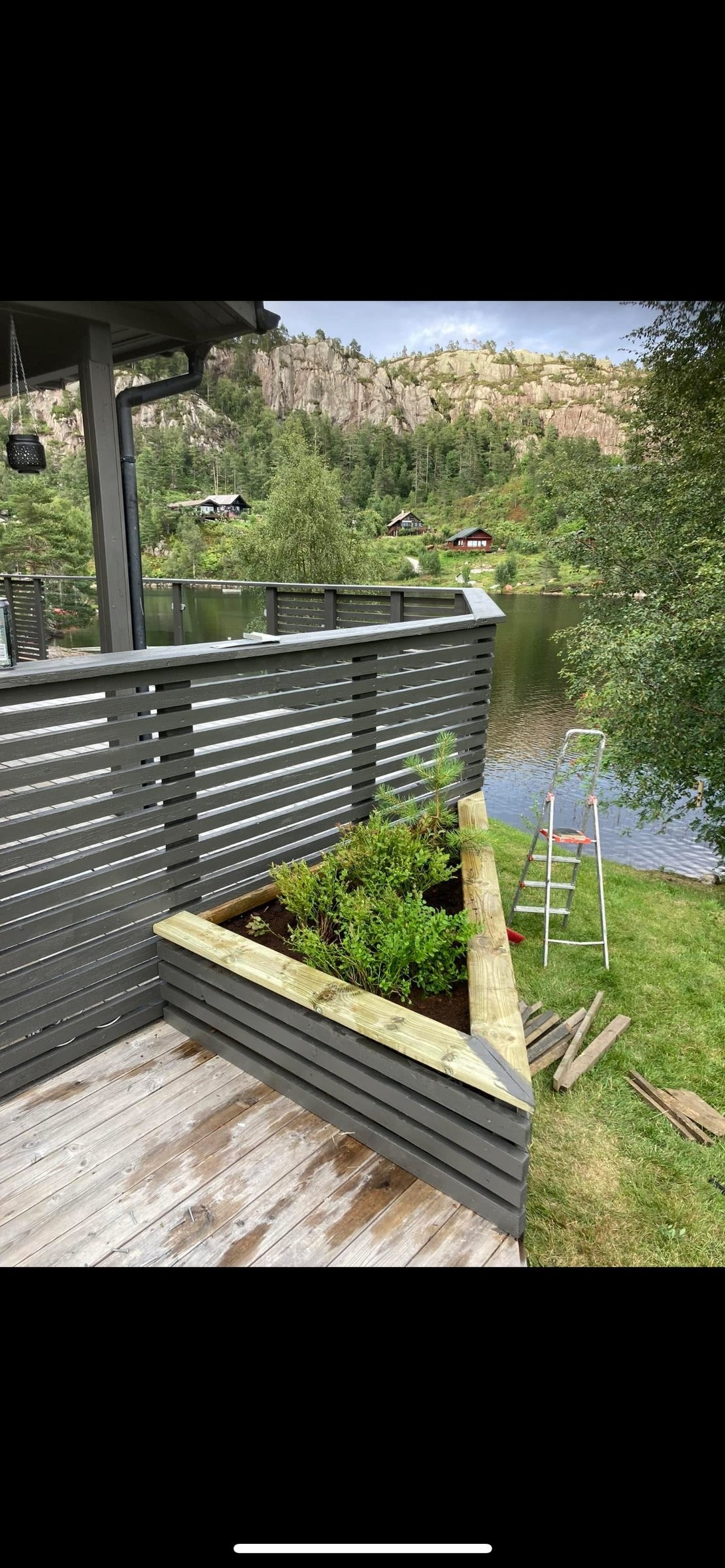 Blomsterbed mellom de to terrassene ned mot vannet Galleribilde