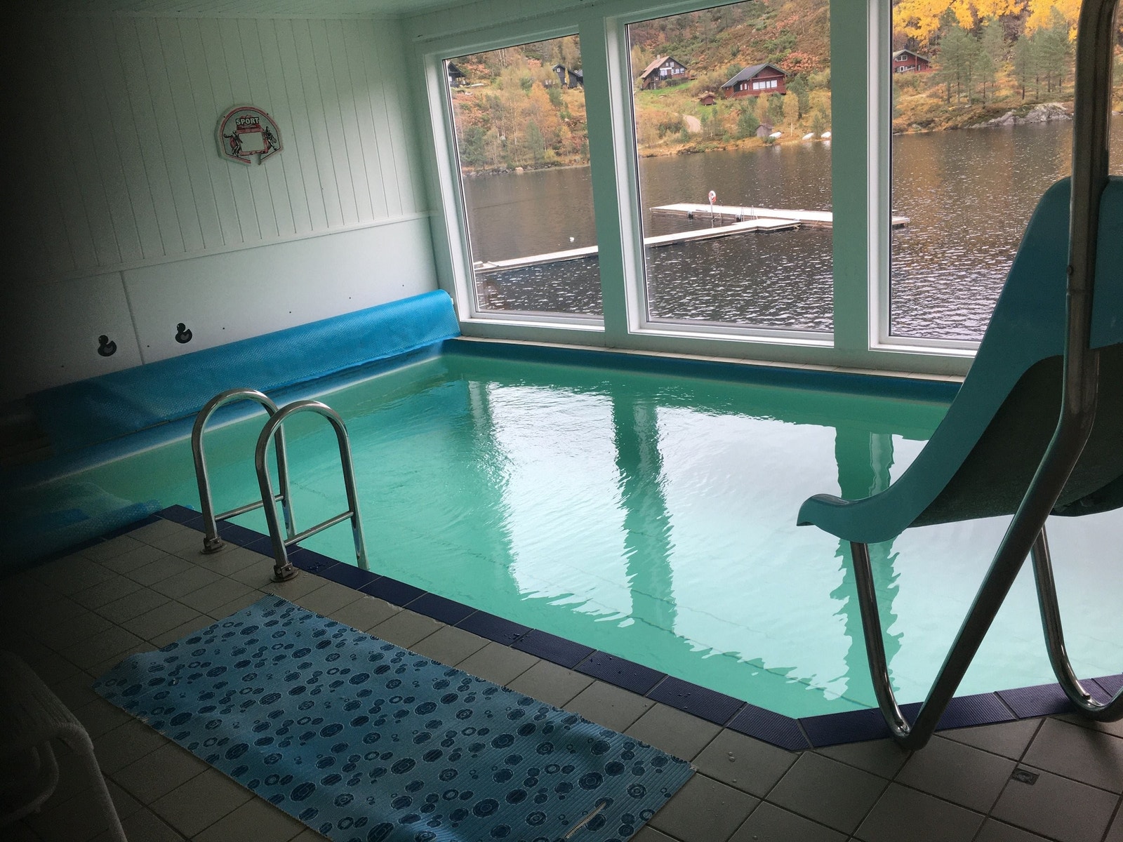 Svømmebassenget med sklie og utsikt over vannet. Her har ungene digget oppveksten... Galleribilde