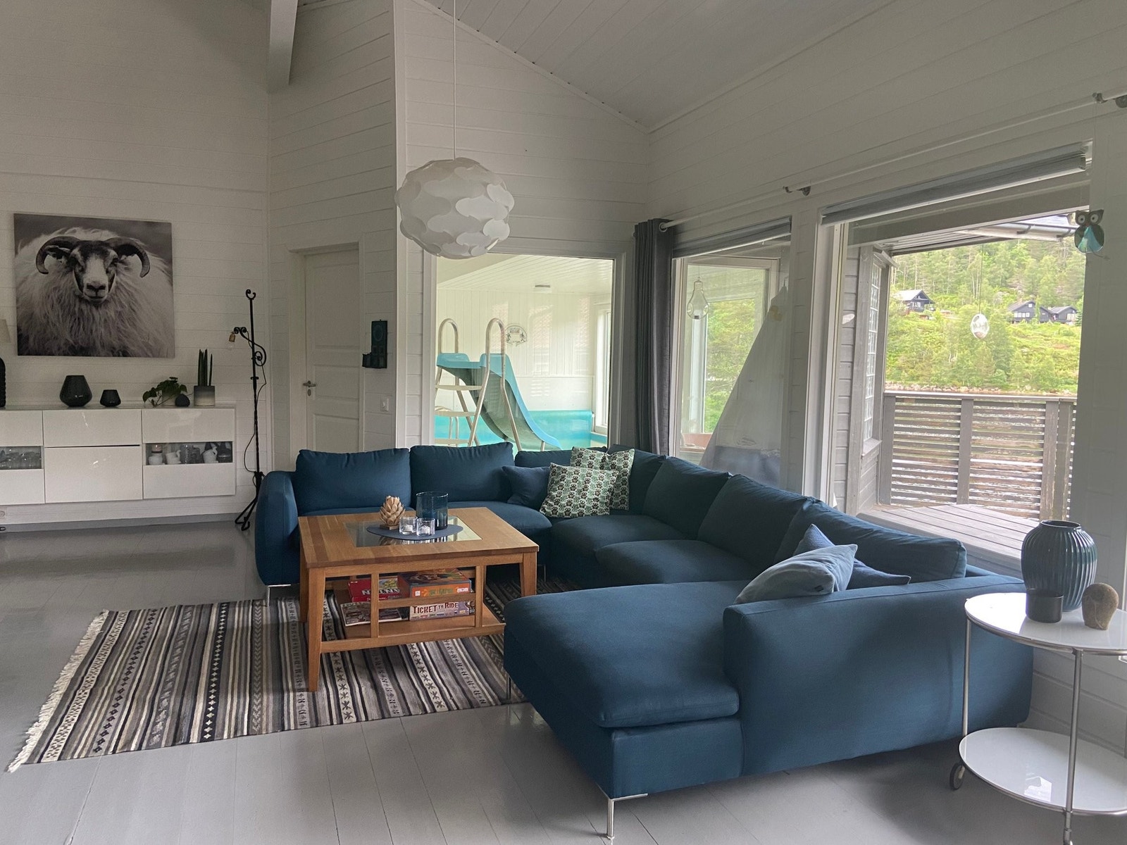 Stue med vindu inn til bassenget Galleribilde