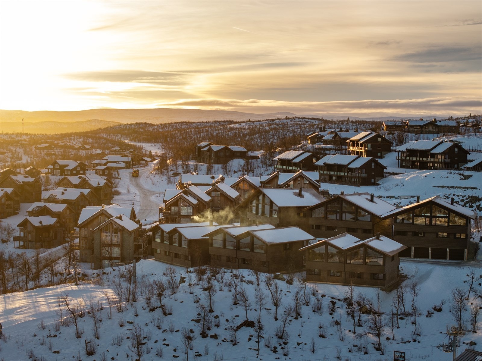 Chaletene og tunet er signert arkitekt Einar Jarmund og Co. Her er det også gjort plass til et sosialt felleshus. Galleribilde