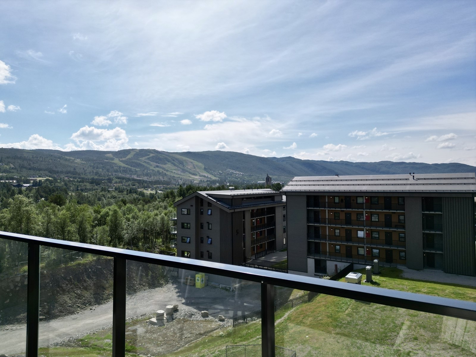 Fin terrasse på ca 15 kvm mot sør og vest med nydelig utsikt mot Vestila og Geilotoppen Galleribilde