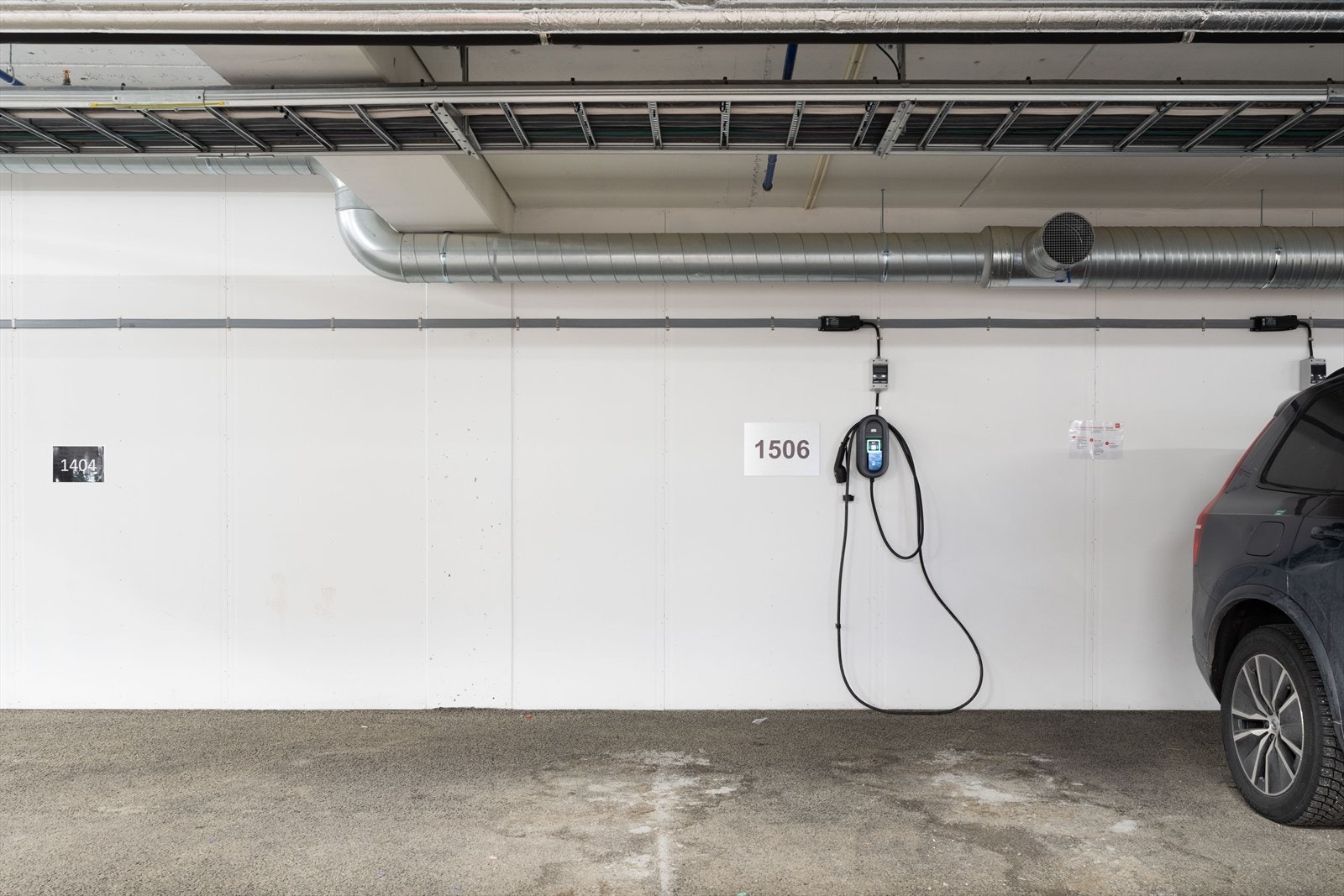 Denne leiligheten sin plass med el-billader. Galleribilde