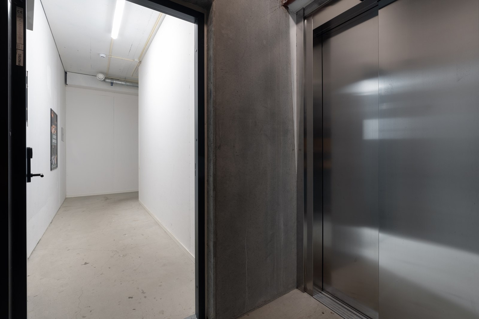 Inngang til garasjeanlegget fra heisen Galleribilde
