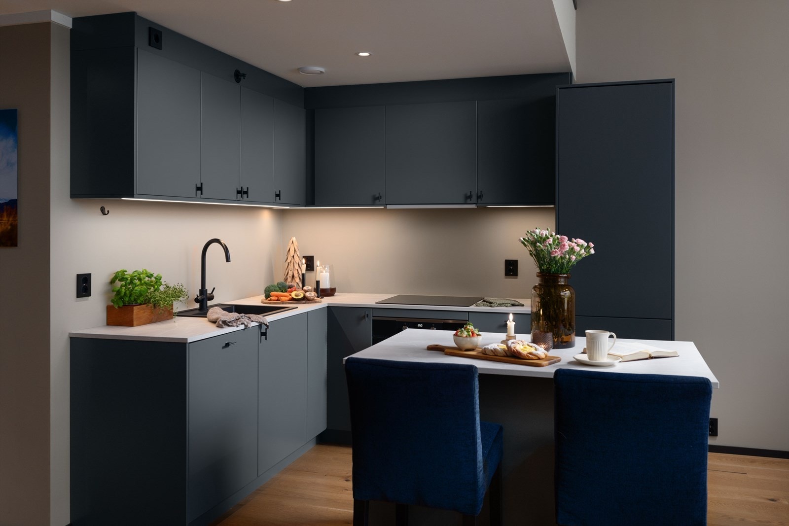 Integrert oppvaskmaskin, stekeovn, koketopp, kjøl/frys Galleribilde