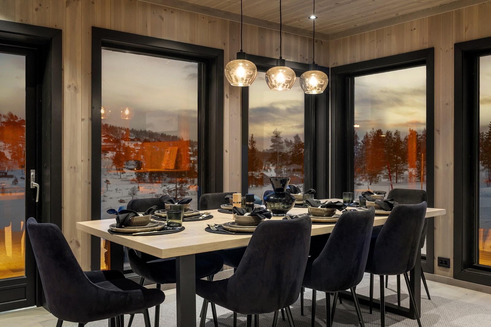 Kveldsbilde fra spisebordet Galleribilde