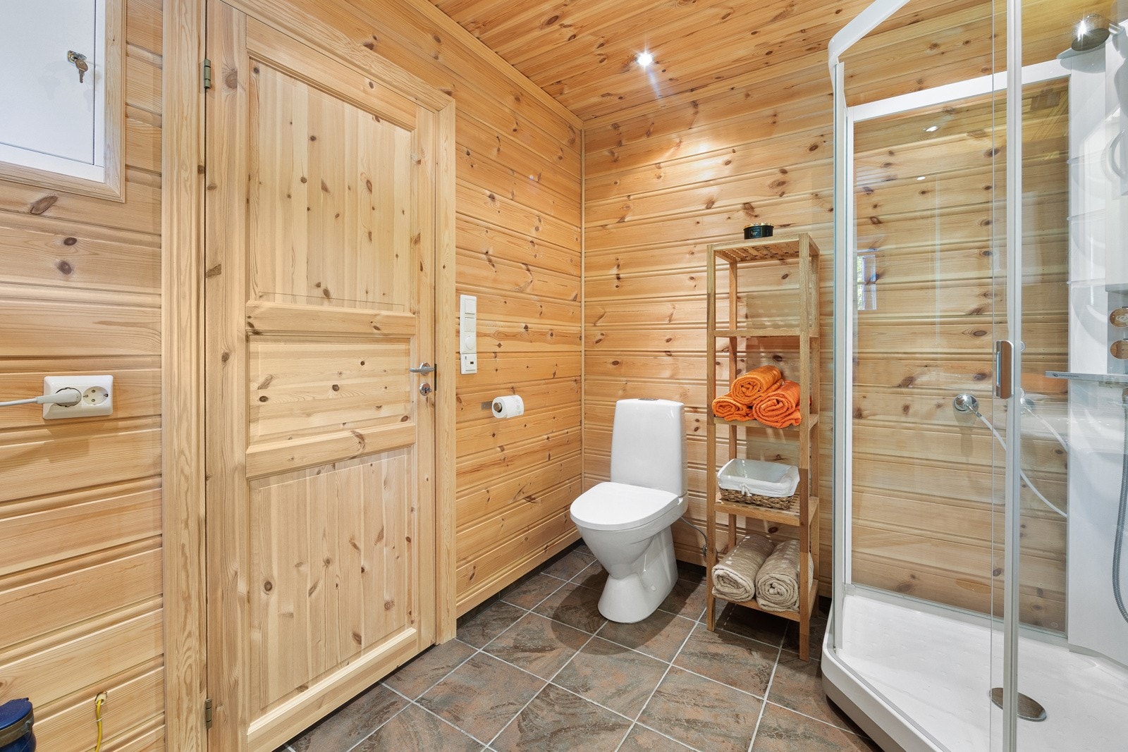 Rommet har elektrisk styrt avtrekksvifte og tilluft via spalte under dørblad, noe som sikrer god ventilasjon og et behagelig inneklima. Galleribilde