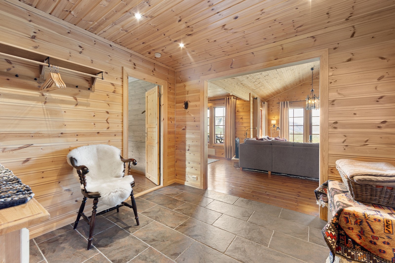 Hytta har en romslig og innbydende entré med gode oppbevaringsmuligheter for yttertøy og sko. Galleribilde