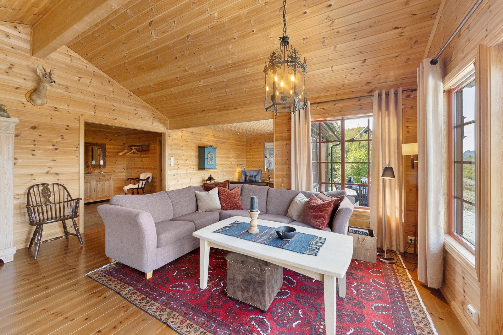 Den luftige romfølelsen forsterkes av god takhøyde og store vindusflater som slipper inn rikelig med naturlig dagslys. Galleribilde