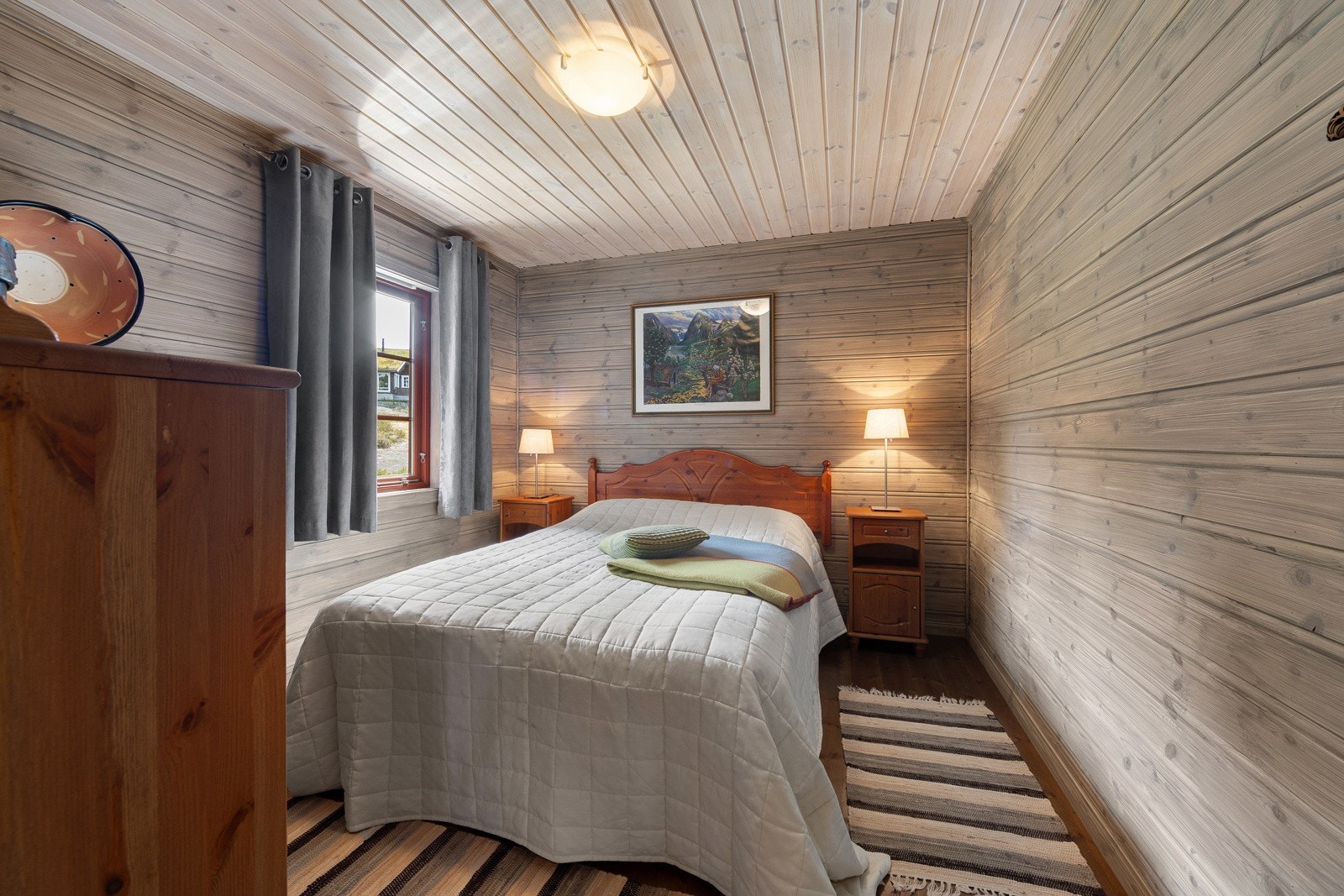 Hytta har totalt fire soverom av god størrelse, alle enkle å møblere med god plass til dobbeltseng eller køyeseng, nattbord og garderobeløsning. Galleribilde