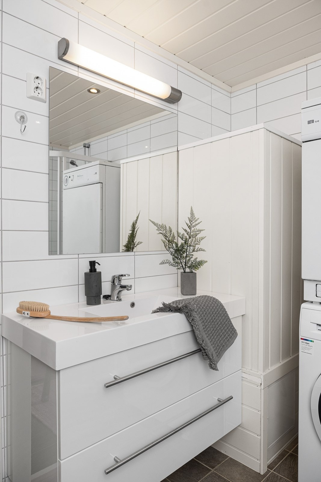 Bad/vaskerom ligger i tilbygget del og er fra ca. 2011 - Det er grå gulvfliser m/varmekabler under og hvite veggfliser Galleribilde