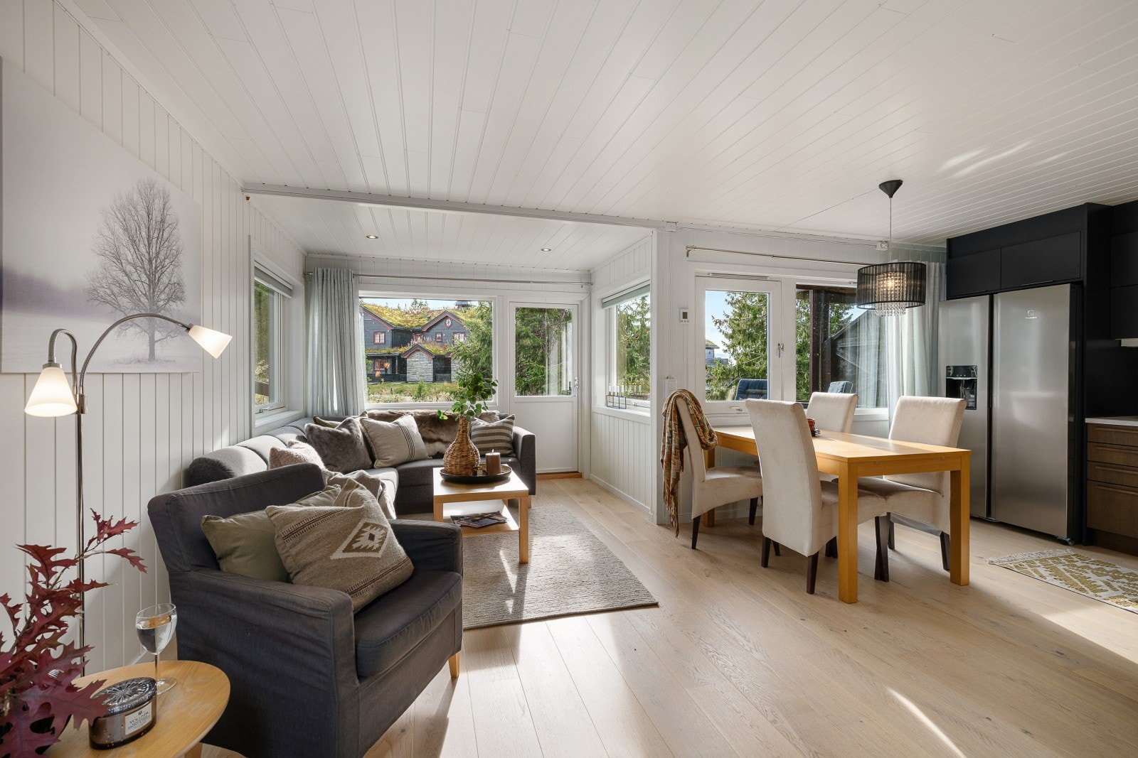 Rommet er utført med et pent parkettgulv m/gulvvarme og for øvrig lysmalte overflater Galleribilde