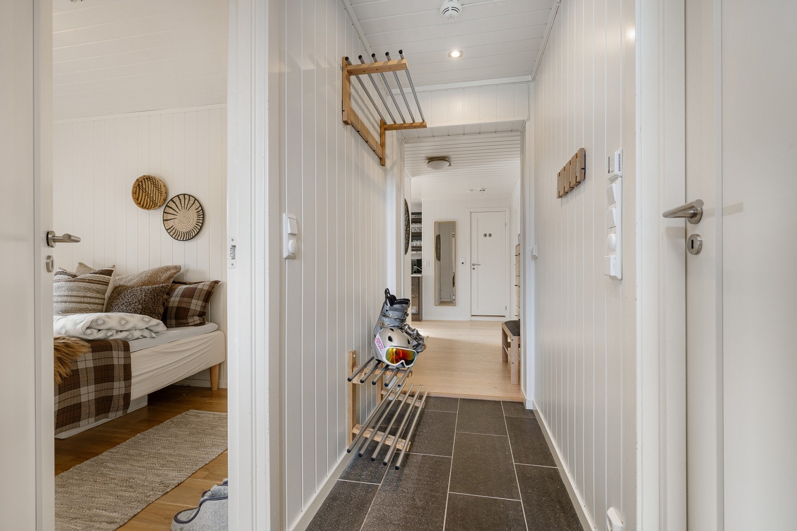 I gangen er det etablert hattehylle m/knagger og skohylle - Herfra har du tilgang til det ene badet, ett av soverommene og videre inn i stue/kjøkken Galleribilde
