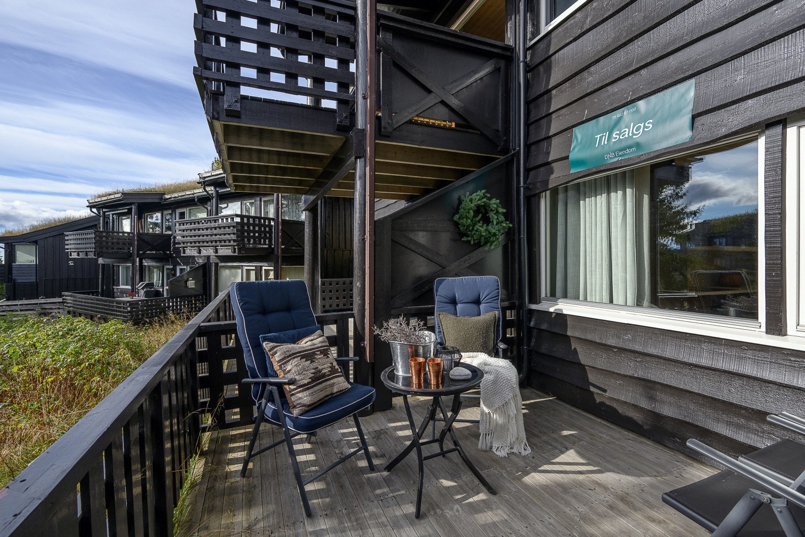 Den sørvendte terrassen er på ca. 12 m² og levegg mot nabo bidrar til å gjøre uteplassen mer privat Galleribilde