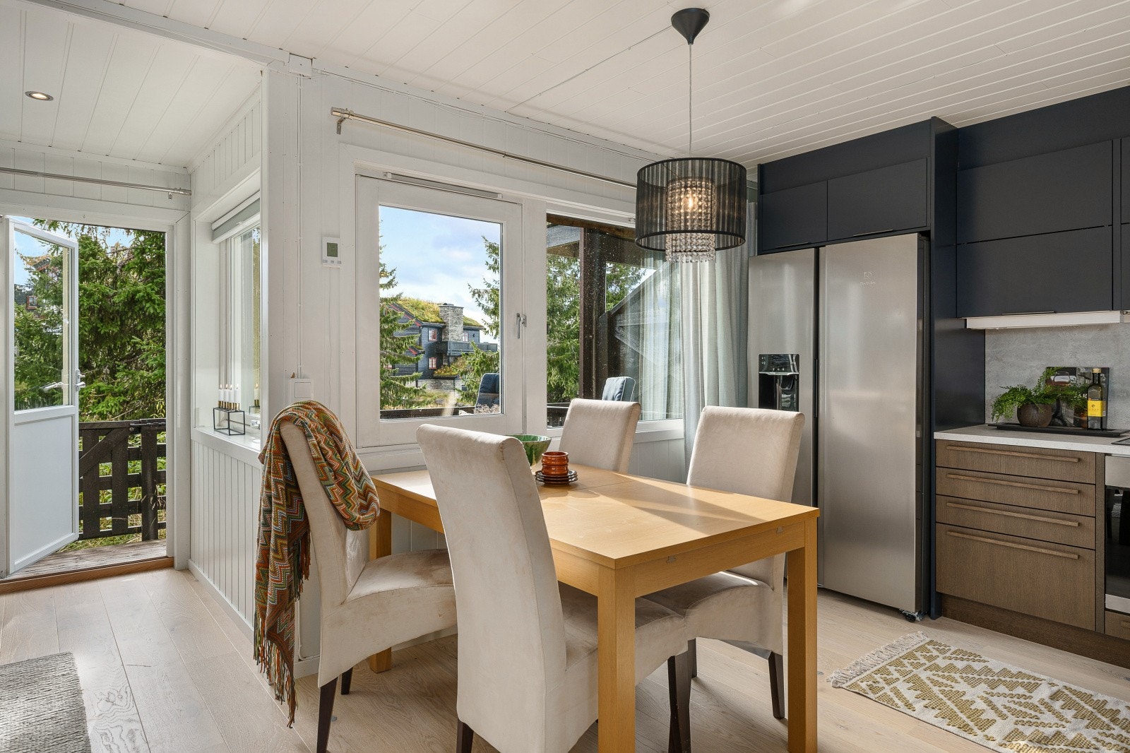 Den møbleringsvennlige utformingen gir deg god plass til både sofakrok og spisegruppe Galleribilde