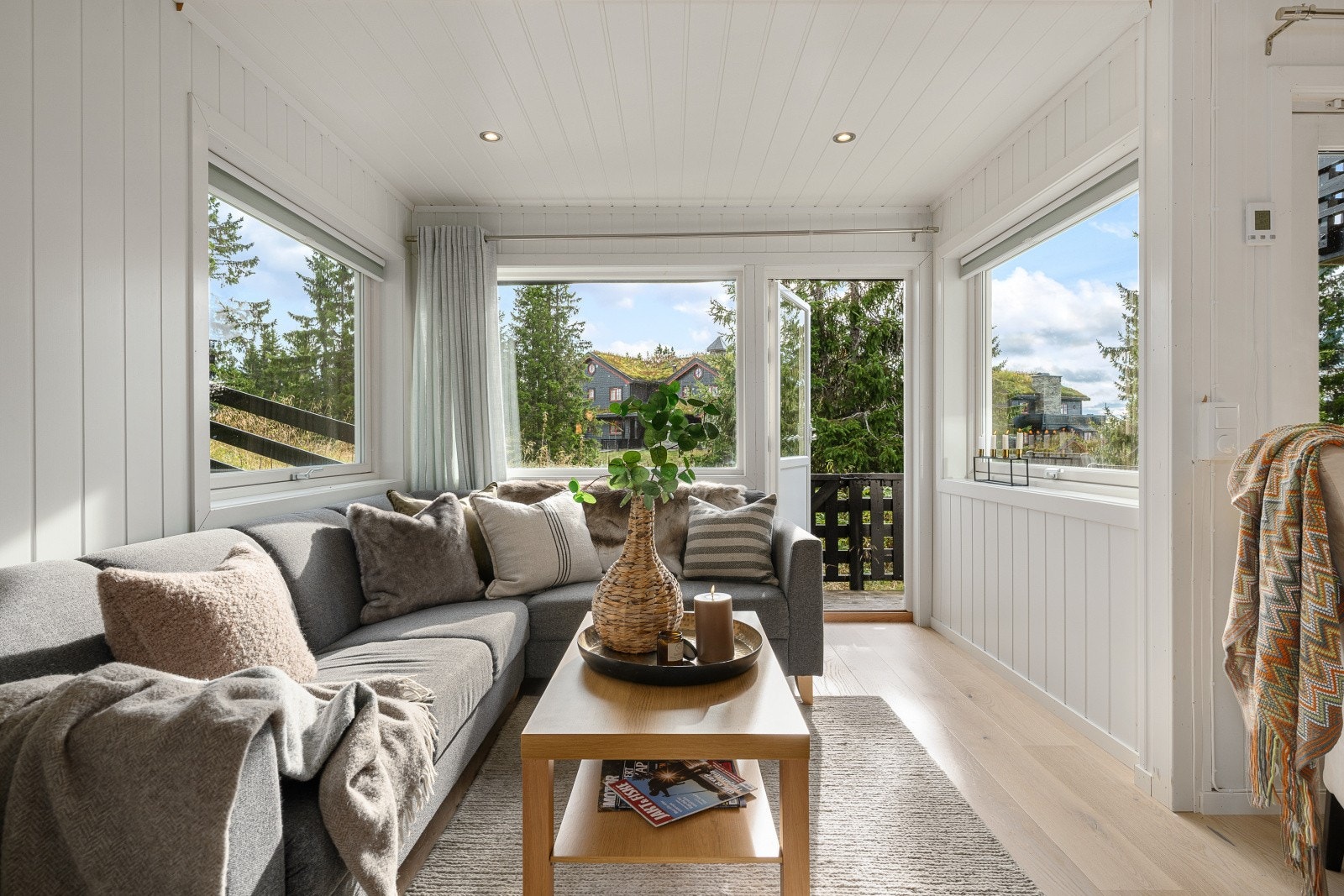 De store sørvendte vindusflatene slipper inn rikelig med dagslys og fra stuekroken er det i tillegg utgang til terrassen Galleribilde