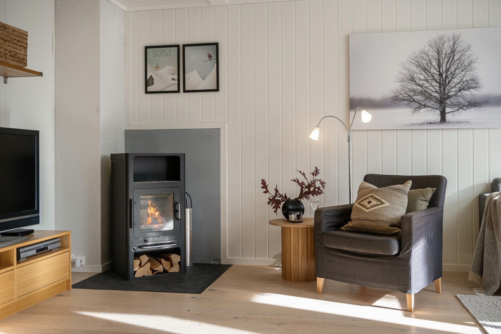 I tillegg har stuen ildsted som skaper hygge og ikke minst rask oppvarming på kjølige dager Galleribilde