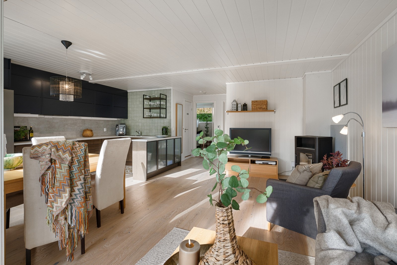 Stue/kjøkken ligger i moderne åpen løsning, noe som bidrar til å gjøre rommet både lyst og luftig Galleribilde