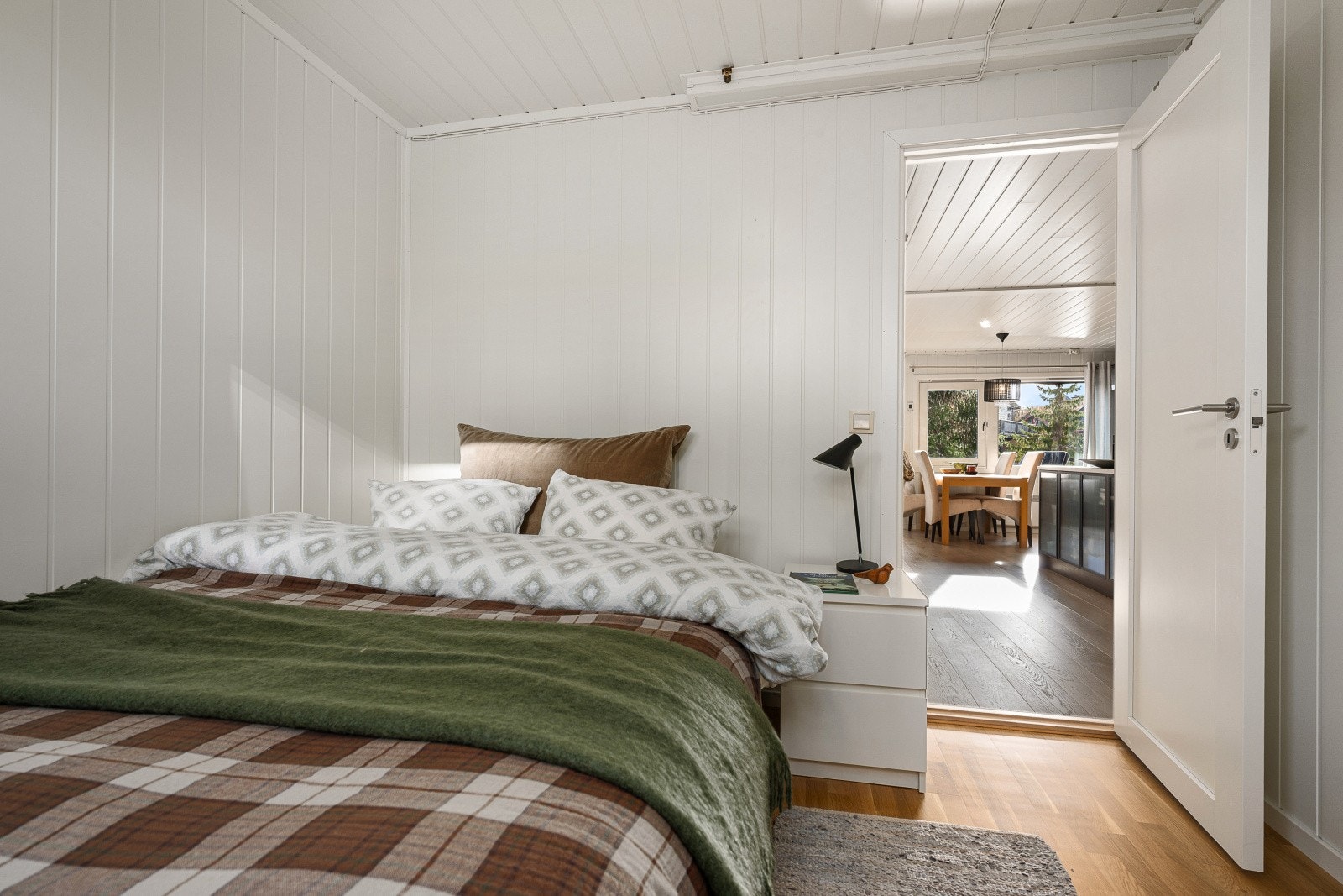 Soverom II - De to andre soverommene er også av god størrelse og soverom II er møblert med dobbeltseng Galleribilde